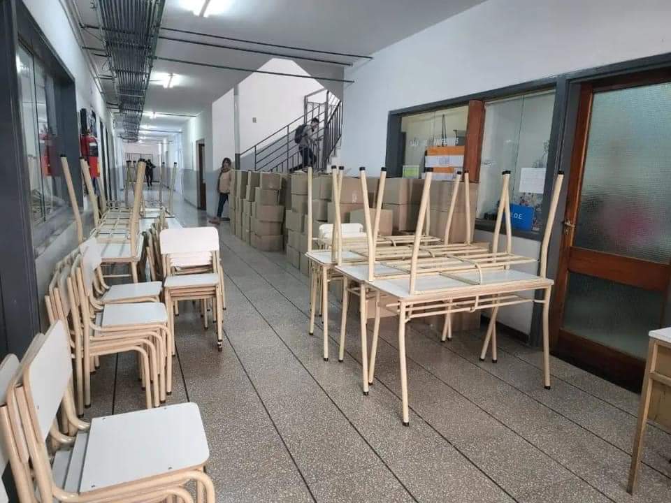 Inspectores recibieron la primera entrega de mobiliario escolar hecho en la Fábrica Estatal de la Provincia 1